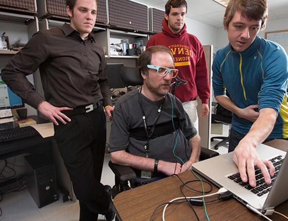 University of Denver students research spinal cord 和 brain injuries.